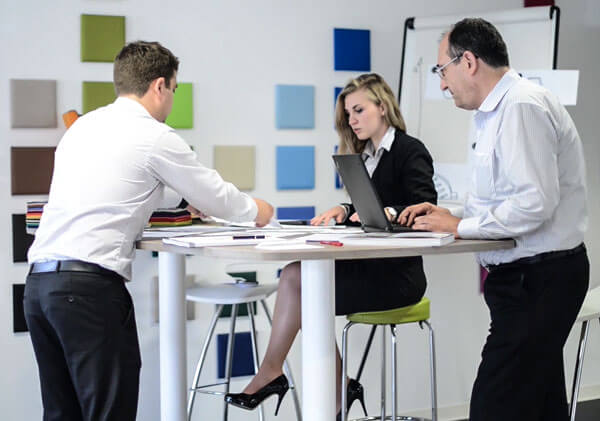 Photo de présentation de nos équipes pour les conseils d'aménagement de bureaux professionnels