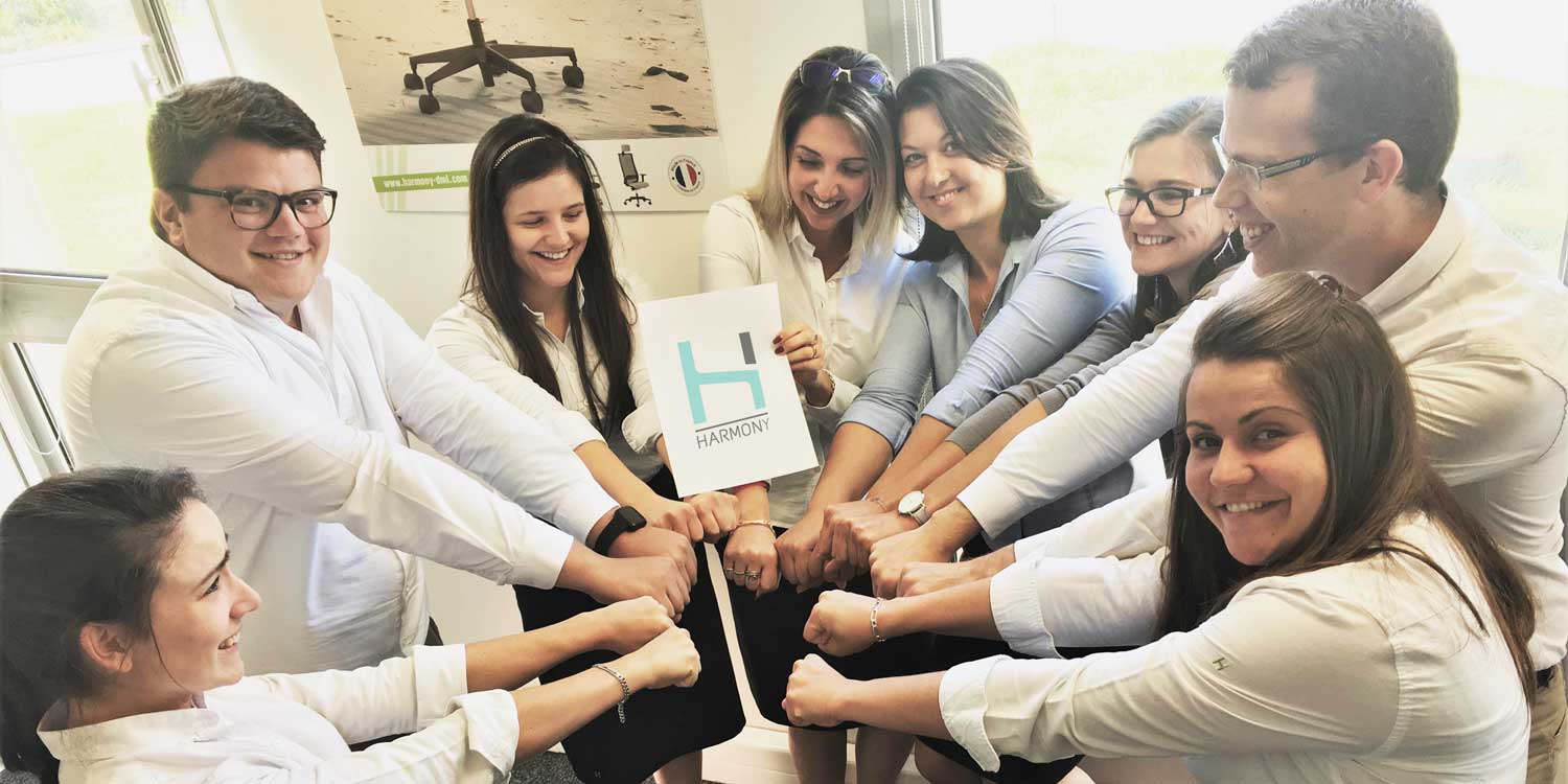 Photo de l'équipe commerciale de HARMONY avec le sourire aux lèvres