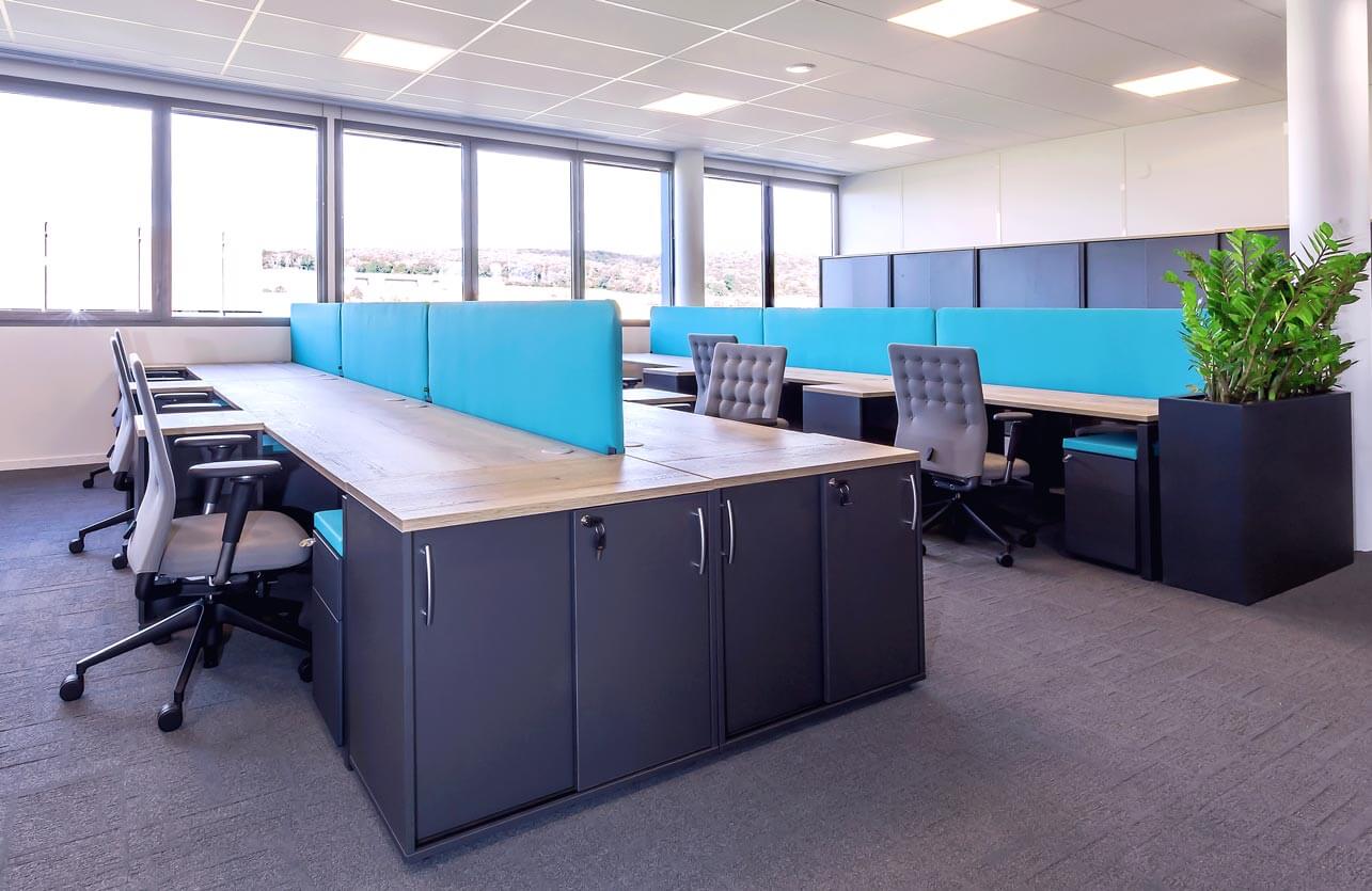 Photo de présentation de l'aménagement d'un espace de travail en open space dans les bureaux d'Altitude Infra à Val-de-Reuil dans l'Eure (Rouen)