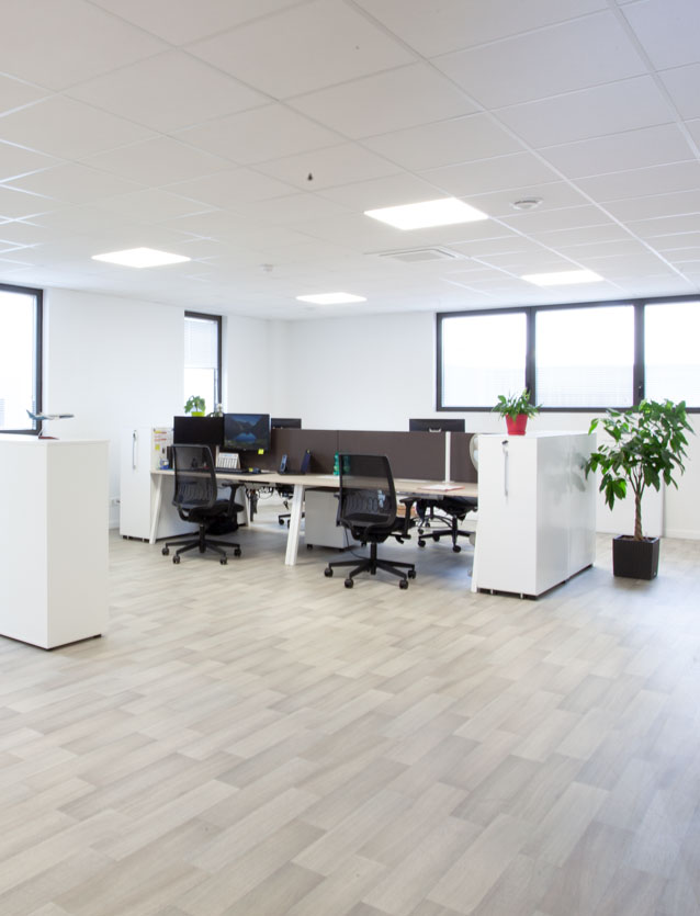 Photo de présentation de l'aménagement de postes de travail ergonomiques dans les bureaux de Setitec en Seine-et-Marne